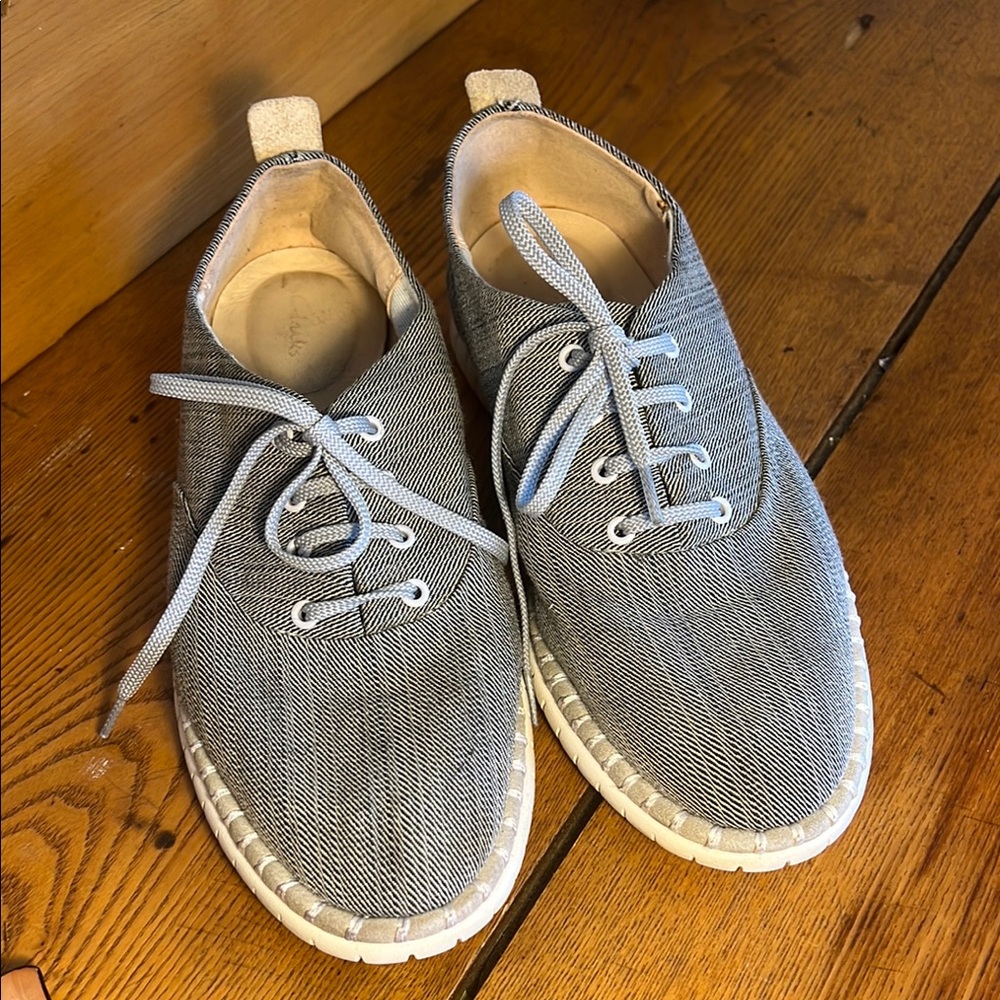 Clarks Gray Flats with Textured Fabric Women’s size 8